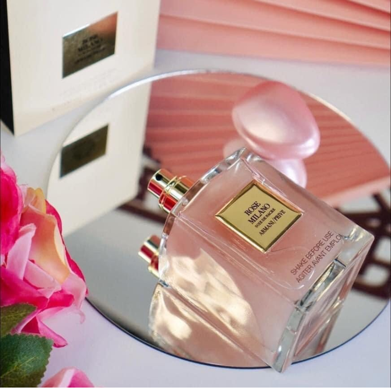 Armani/Prive Rose Milano mở ra với hương cam Bergamot tươi mát, hòa quyện cùng hoa hồng và hoa nhài, kết thúc bằng hoắc hương và rêu sồi